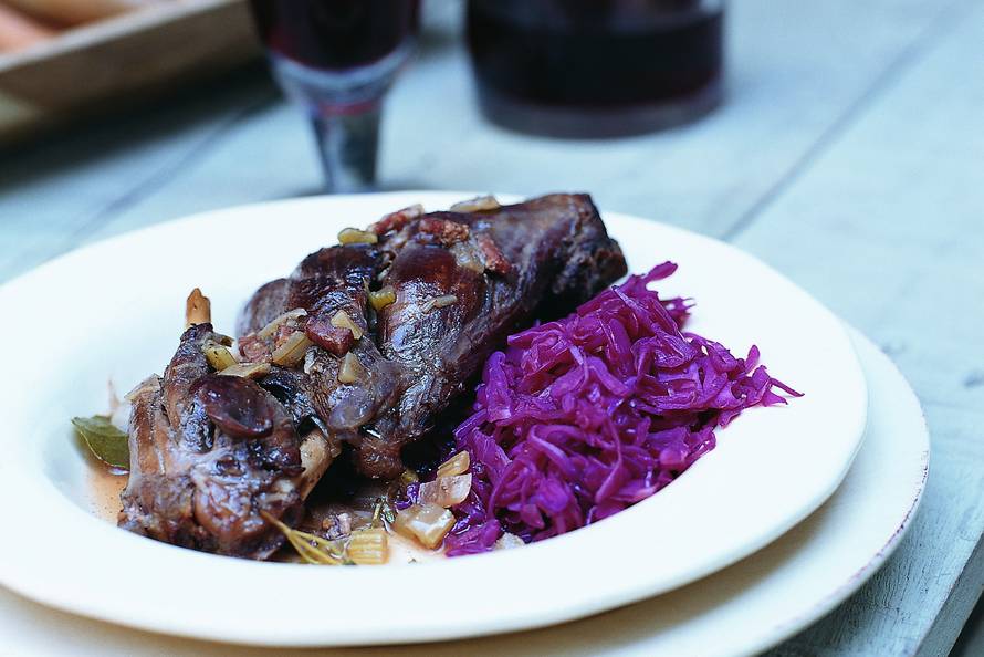 Hazenbout rode kool, aardappel puree, bokbier